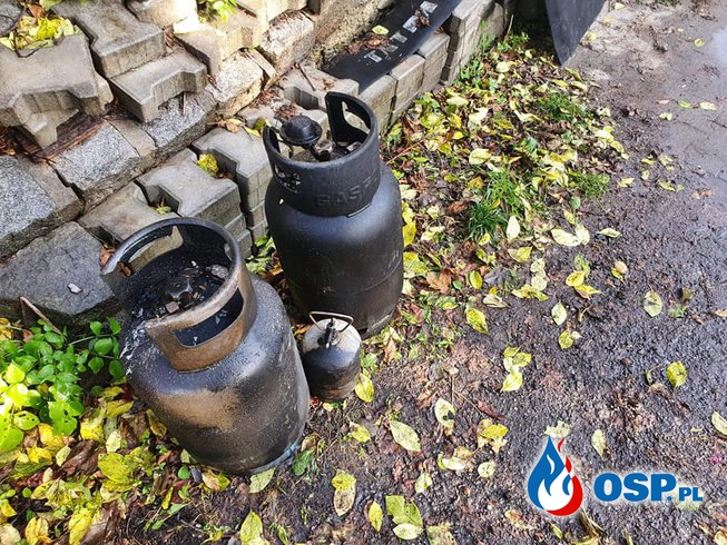 Pożar domu w Międzybrodziu Żywieckim. Podczas akcji strażacy wynieśli butle z gazem. OSP Ochotnicza Straż Pożarna
