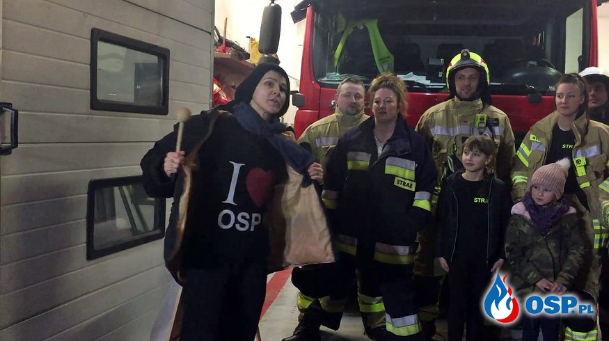 Agnieszka Chylińska dyrygowała chórem strażaków z OSP Milanówek OSP Ochotnicza Straż Pożarna