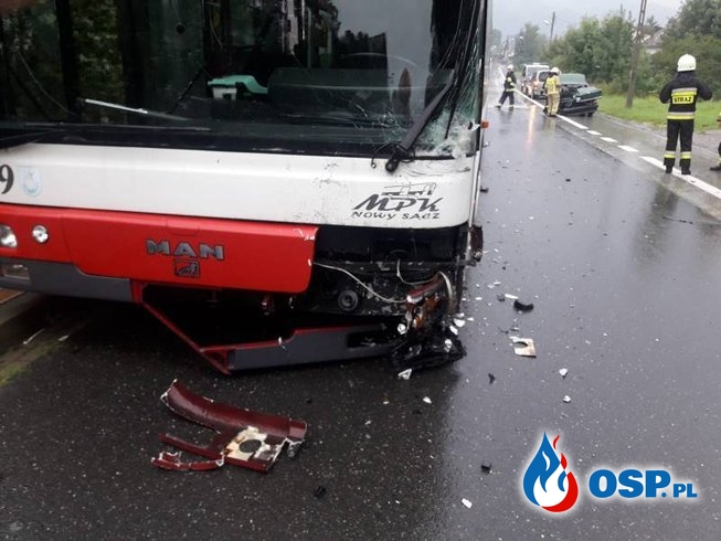 Autobus miejski zderzył się z autem. Dwie osoby są ranne. OSP Ochotnicza Straż Pożarna