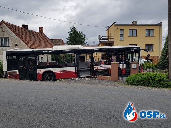 Autobus MZK staranował ogrodzenie. Kierowca i dwoje pasażerów w szpitalu. OSP Ochotnicza Straż Pożarna