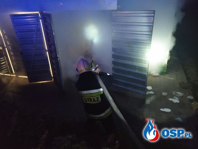 88/2020 Pożar śmietników i elewacji przy Biedronce OSP Ochotnicza Straż Pożarna