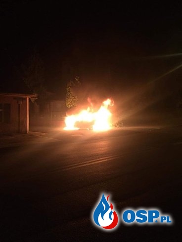 Nocny pożar samochodu w Leśnicy OSP Ochotnicza Straż Pożarna