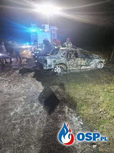 Kierowca zginął w płonącym aucie. Pojazd zapalił się po uderzeniu w drzewo. OSP Ochotnicza Straż Pożarna