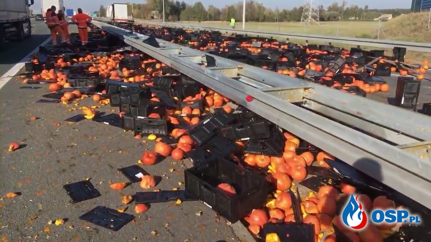 Wypadek ciężarówki z dyniami. A2 gotowa na Halloween. OSP Ochotnicza Straż Pożarna