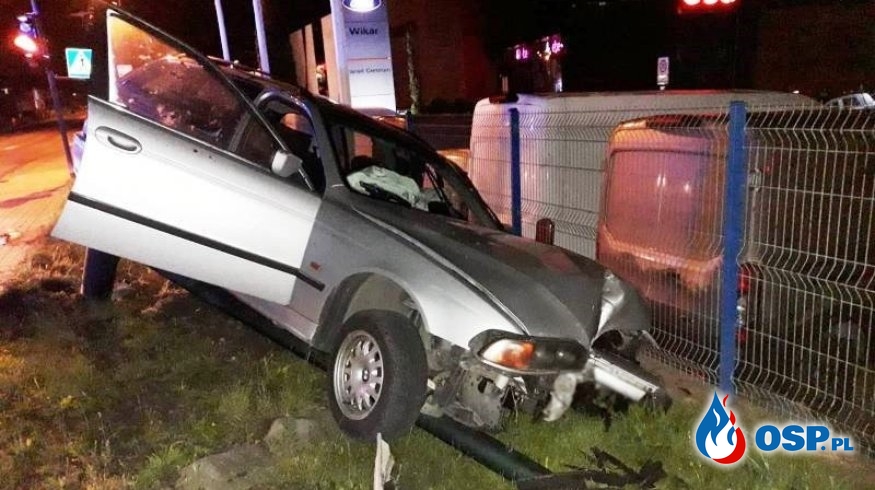 BMW staranowało latarnię, kierowca uciekł. Nocny wypadek w Nowym Sączu. OSP Ochotnicza Straż Pożarna