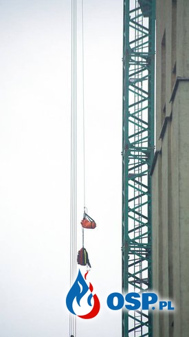 Operator żurawia porażony prądem. Trudna akcja na wysokości 40 metrów. OSP Ochotnicza Straż Pożarna