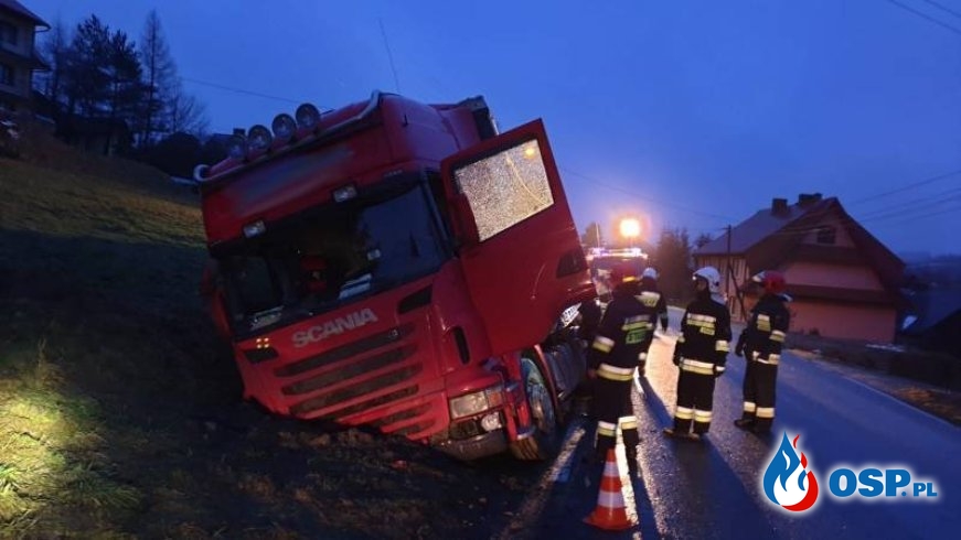 Autobus przewrócił się na jezdnię, ciężarówka w rowie. Poranne działania strażaków w Małopolsce. OSP Ochotnicza Straż Pożarna