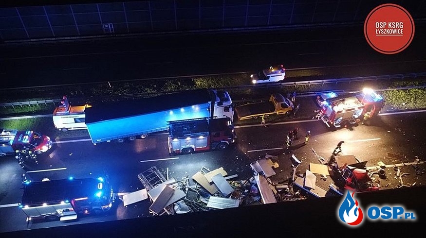 Tragiczny karambol na autostradzie A2. Jedna osoba zginęła, pięć osób jest rannych. OSP Ochotnicza Straż Pożarna