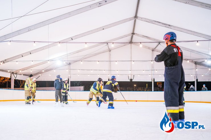 Mecz hokejowy strażaków OSP. W łyżwach i ubraniach specjalnych! OSP Ochotnicza Straż Pożarna