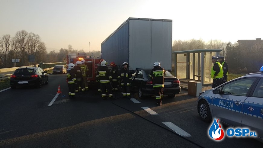 Wypadek samochodu osobowego i ciężarowego na DK7 - 5 grudnia 2019r. OSP Ochotnicza Straż Pożarna