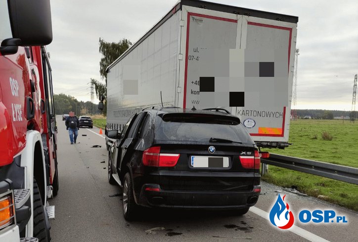 BMW wbiło się w tył ciężarówki. 18-letni kierowca cudem uszedł z życiem. OSP Ochotnicza Straż Pożarna
