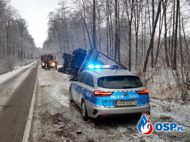 Przewrócona ciężarówka, ranny kierowca. Groźny wypadek na Podlasiu. OSP Ochotnicza Straż Pożarna