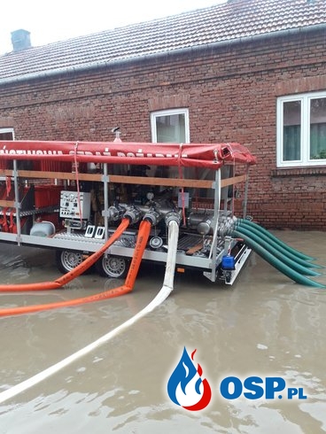 Zabezpieczenie drogi oraz pompowanie wody OSP Ochotnicza Straż Pożarna