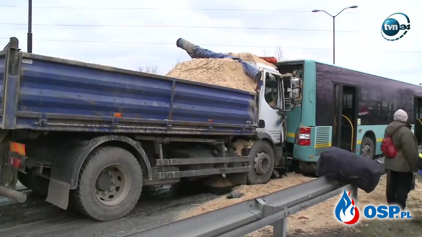 9 osób rannych po tym, jak ciężarówka z piachem wjechała w autobus! OSP Ochotnicza Straż Pożarna