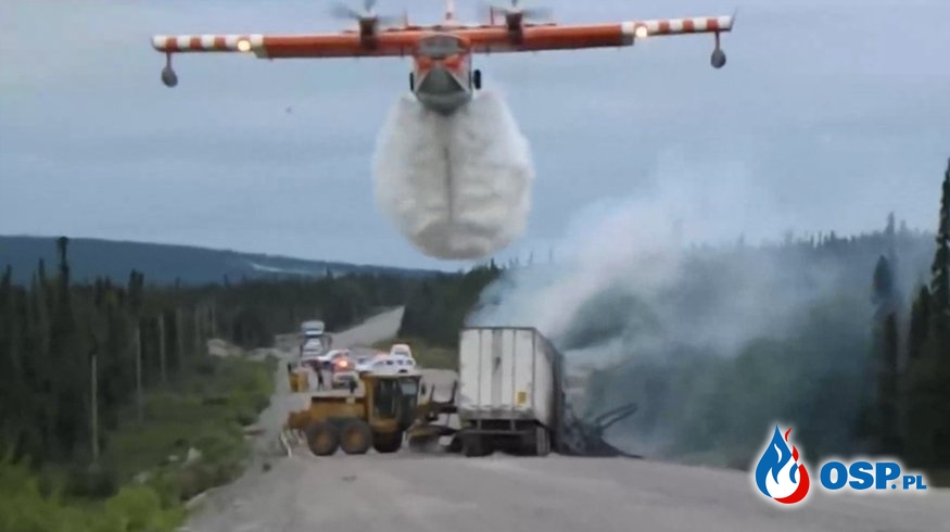 Tego jeszcze nie było! Samolot użyty do ugaszenia płonącej ciężarówki - ZOBACZ FILM! OSP Ochotnicza Straż Pożarna