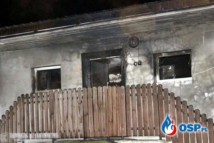 Płomienie wydobywały się przez okna z płonącego domu. Groźny pożar w Skopaniu. OSP Ochotnicza Straż Pożarna