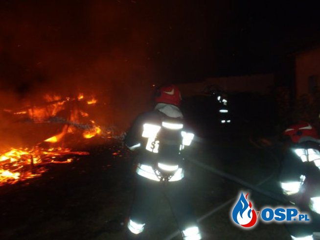 Nocny pożar w Baszkowie. Ogień strawił budynki gospodarcze. OSP Ochotnicza Straż Pożarna