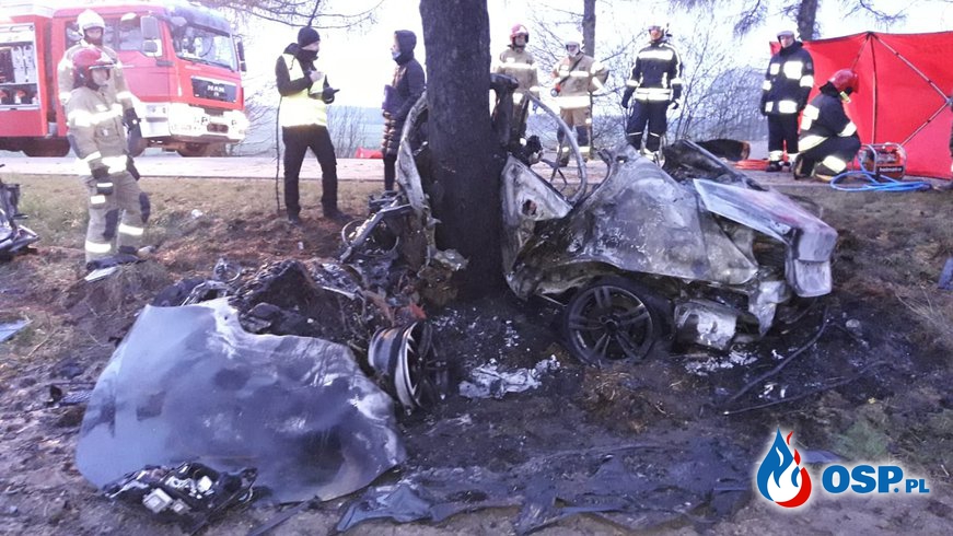 BMW rozbiło się na drzewie i spłonęło. Zginęli młodzi mężczyźni. OSP Ochotnicza Straż Pożarna