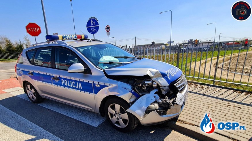 BMW zderzyło się z radiowozem policji. Wypadek pod Warszawą. OSP Ochotnicza Straż Pożarna