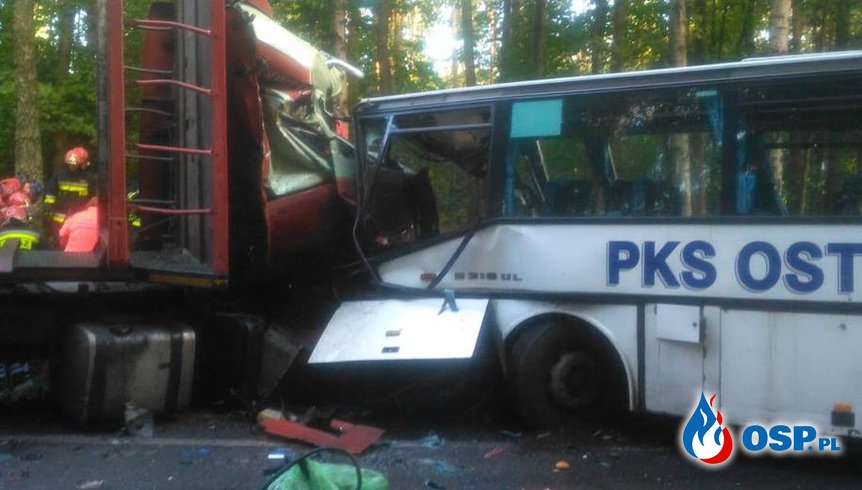 Wypadek autobusu z dziećmi. Nie żyje opiekunka i kierowca. OSP Ochotnicza Straż Pożarna