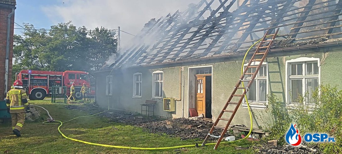 Pożar domu pod Goleniowem. Ogień strawił niemal cały budynek. OSP Ochotnicza Straż Pożarna