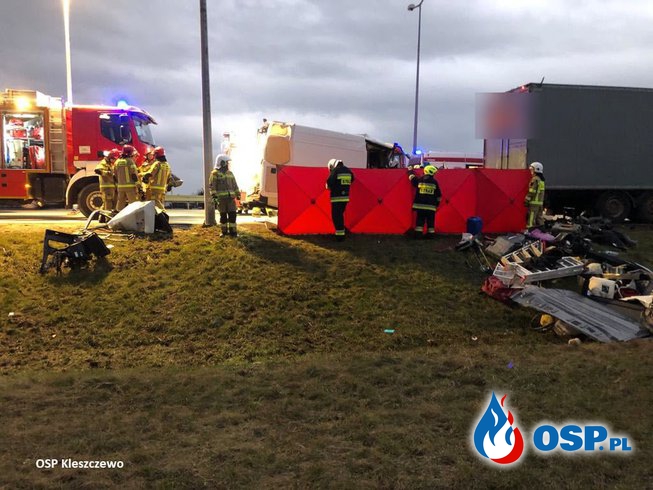 Trzy osoby nie żyją. Bus wbił się w ciężarówkę na autostradzie A2. OSP Ochotnicza Straż Pożarna