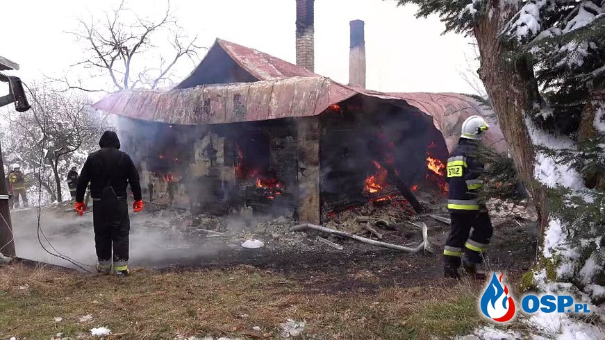 14-latka zginęła w pożarze domu w Małopolsce. Dwóch braci zdołało uciec przed ogniem. OSP Ochotnicza Straż Pożarna