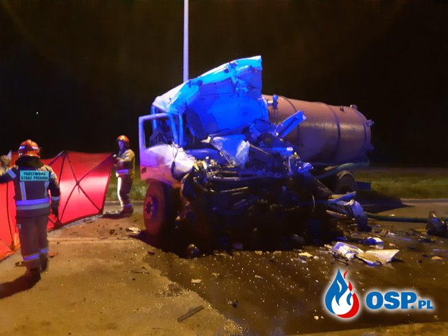 Czołowe zderzenie ciężarówek w Końskich. Jeden kierowca nie żyje, drugi jest ciężko ranny. OSP Ochotnicza Straż Pożarna