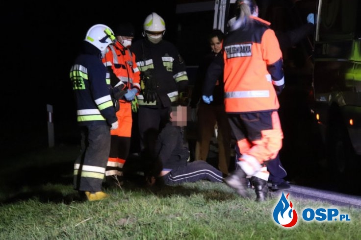 Pijany kierowca dachował w rowie. Groził strażakom i ratownikom medycznym. OSP Ochotnicza Straż Pożarna