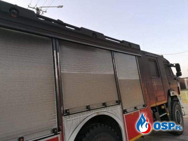 Pożar w remizie OSP Ostrówek. Uszkodzeniu uległ nowy wóz strażaków. OSP Ochotnicza Straż Pożarna