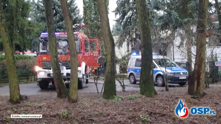 Tragiczny pożar domu w Warszawie. 2 osoby nie żyją. OSP Ochotnicza Straż Pożarna