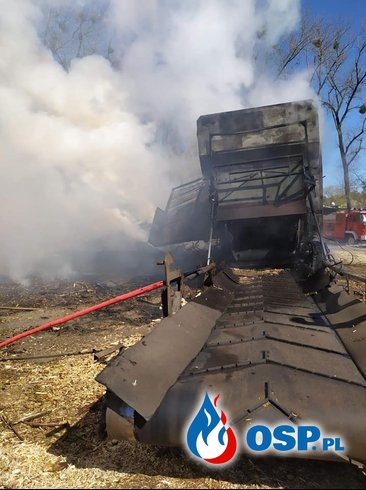 Pożar maszyny rolniczej i sterty drewna w Wyrzysku OSP Ochotnicza Straż Pożarna