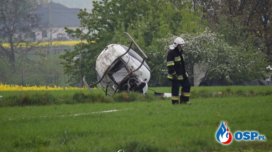 Wypadek śmigłowca w Sokołowie Podlaskim. Helikopter rozbił się na polu. OSP Ochotnicza Straż Pożarna