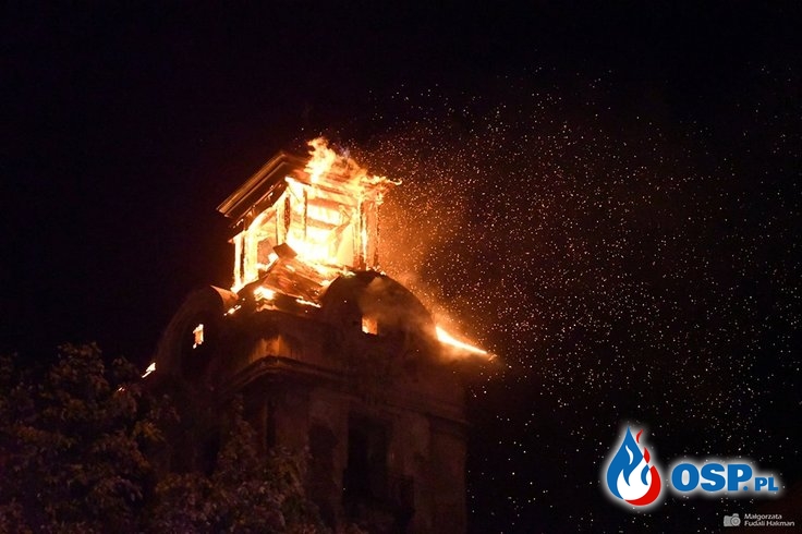 Wieża zamku zawaliła się w trakcie pożaru. Trudna akcja gaśnicza w Żarach. OSP Ochotnicza Straż Pożarna