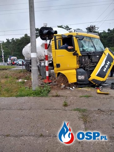 Czołowe zderzenie ciężarówek na przejeździe kolejowym. Dwie osoby są ranne. OSP Ochotnicza Straż Pożarna