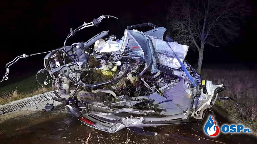 Audi wbiło się w drzewo, zginął 25letni kierowca [ZDJĘCIA
