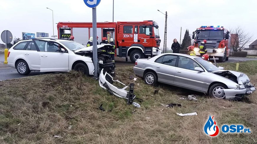 Wypadek w Opolu-Wrzoskach. Jeden samochód uderzył w latarnię, drugi wypadł z drogi. OSP Ochotnicza Straż Pożarna