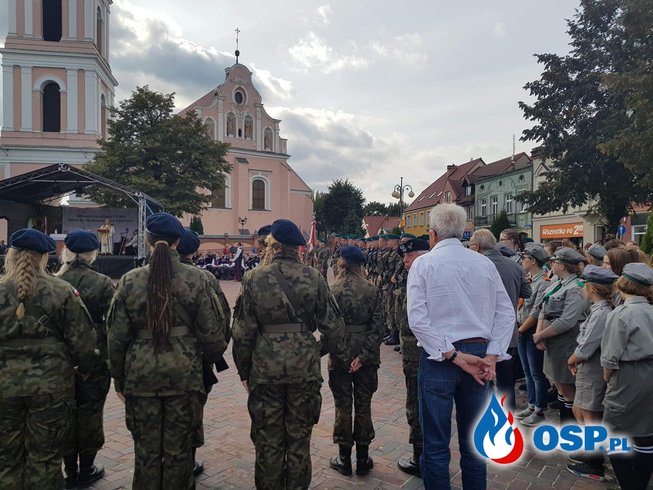 Defilada upamiętniająca wejście 7 Pułku Strzelców Wielkopolskich do Chodzieży. OSP Ochotnicza Straż Pożarna