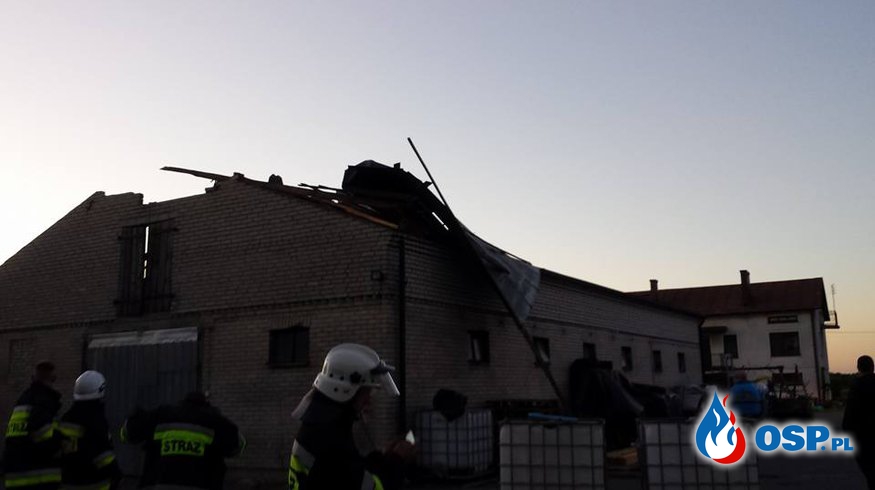 Zerwanie dachu z budynku gospodarczego OSP Ochotnicza Straż Pożarna