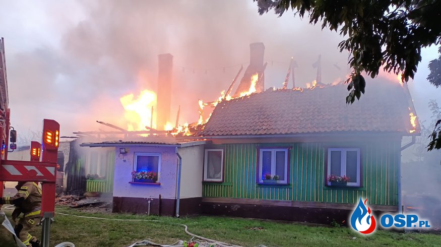 5 osób uciekło przed ogniem. Spłonął zabytkowy dom w Wiśniówce. OSP Ochotnicza Straż Pożarna
