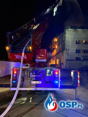 Potężny pożar hali w Tarnobrzegu. W akcji 20 zastępów strażaków. OSP Ochotnicza Straż Pożarna
