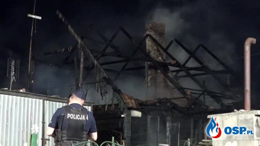 Drewniany dom doszczętnie spłonął. Rodzina zdołała uciec przed pożarem. OSP Ochotnicza Straż Pożarna