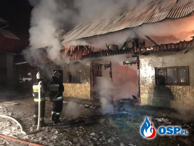 Nocny pożar w Podsarniu. Spłonął budynek gospodarczy, wewnątrz były samochody. OSP Ochotnicza Straż Pożarna