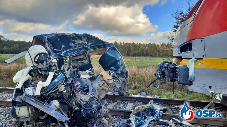 Tragedia na przejeździe kolejowym. Kierowca busa wjechał wprost pod pociąg. OSP Ochotnicza Straż Pożarna