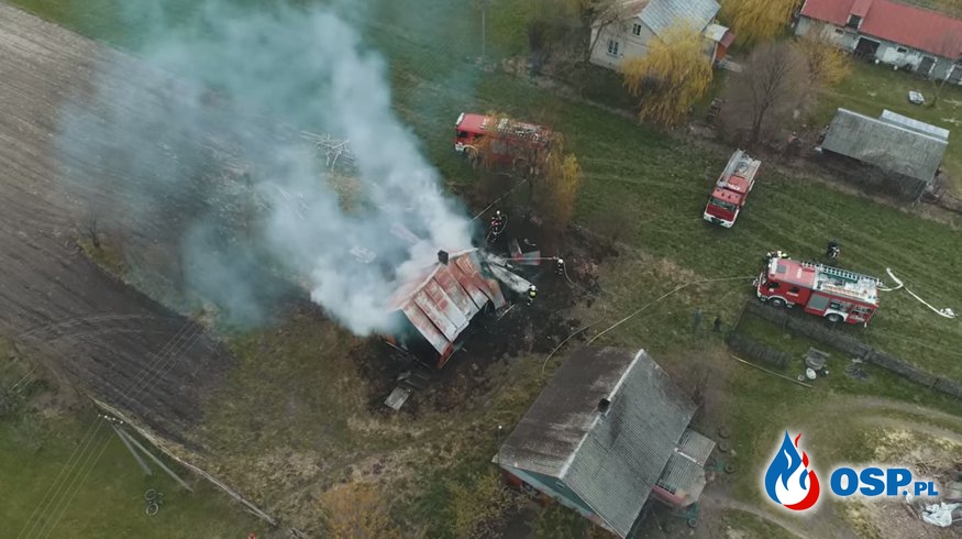 Pożar domu w Pieńkach. Nagranie akcji gaśniczej z drona! OSP Ochotnicza Straż Pożarna