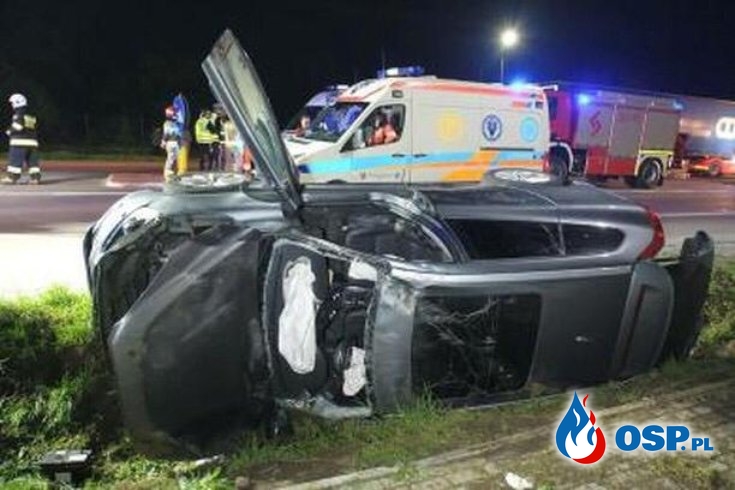 Volvo na boku, rozbity citroen. Dwie osoby ranne po wypadku w Orłach. OSP Ochotnicza Straż Pożarna