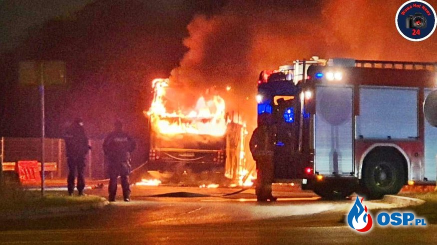 Nocny pożar w Warszawie. Autokar doszczętnie spłonął. OSP Ochotnicza Straż Pożarna