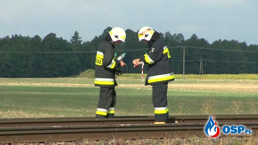 Matka z dwójką dzieci zginęła na przejeździe kolejowym. Tragedia w Walentowie. OSP Ochotnicza Straż Pożarna