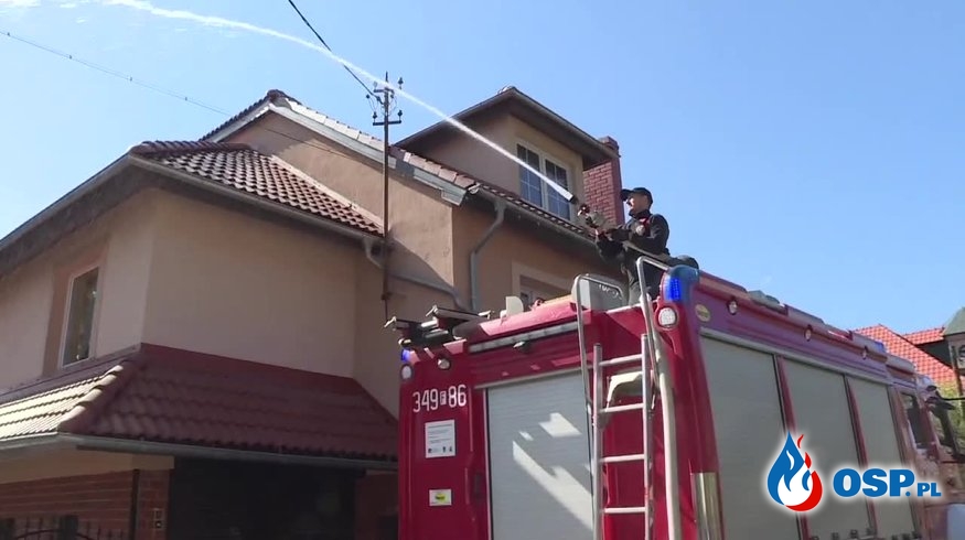 Nietypowa tradycja w Raculi. Strażacy polewają domy wodą. OSP Ochotnicza Straż Pożarna