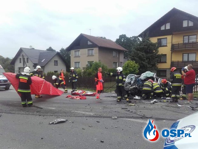 Tragiczny wypadek trzech samochodów w Cieszynie. Jedna osoba zginęła. OSP Ochotnicza Straż Pożarna